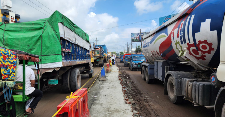 উপদেষ্টার পরিদর্শনের আগেও ব্রাহ্মণবাড়িয়ার সেই সড়কে দীর্ঘ যানজট