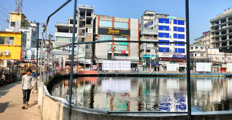 গ্রিল-নেটে বন্দি হচ্ছে বরিশালের ঐতিহ্যবাহী বিবির পুকুর