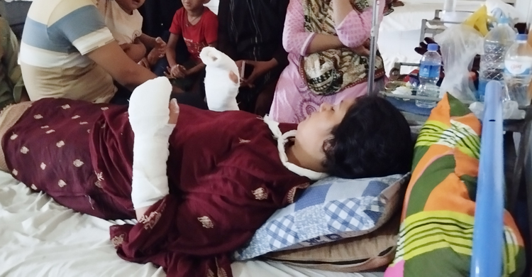 আয়েশার দুই হাতের আঙুলও ভেঙে দিয়ে গেলো ডাকাতদল