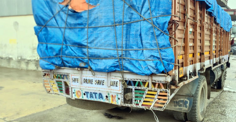 বেনাপোল বন্দরে একমাস ধরে পড়ে থাকা ভারতীয় ট্রাক নিয়ে কৌতূহল বাড়ছে