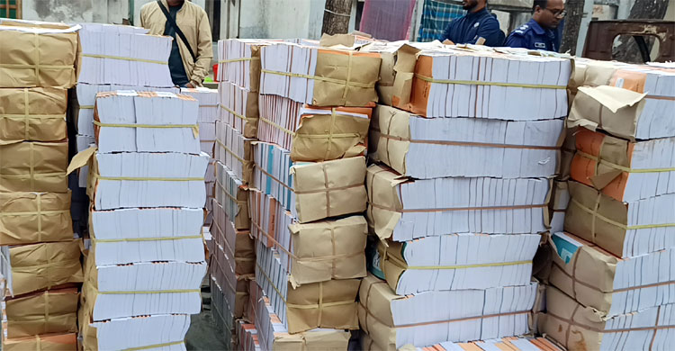 পাচারের সময় ট্রাকভর্তি নতুন বই জব্দ