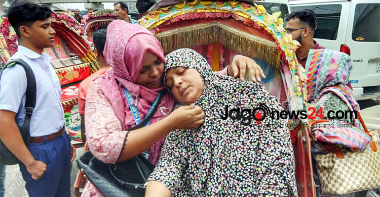 মেয়ের খোঁজে মাইলস্টোনে এসে পোড়া ব্যাগ নিয়ে বের হলেন মা