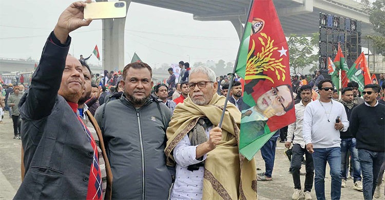 প্রিয় নেতাকে একনজর দেখতে পায়ে হেঁটে এসেছেন বয়োবৃদ্ধরাও