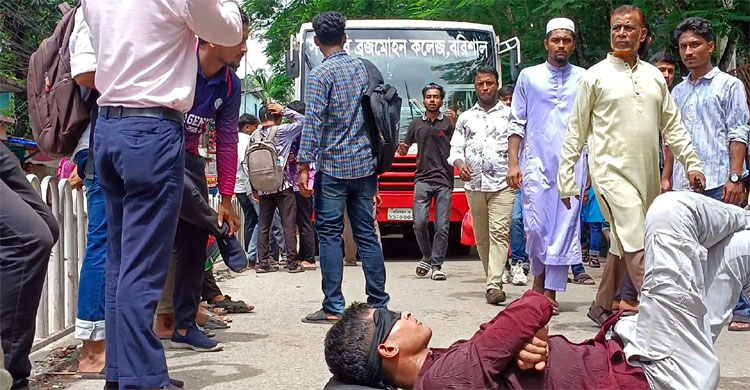পাঁচ দফা দাবিতে সড়ক অবরোধ করে শিক্ষার্থীদের বিক্ষোভ