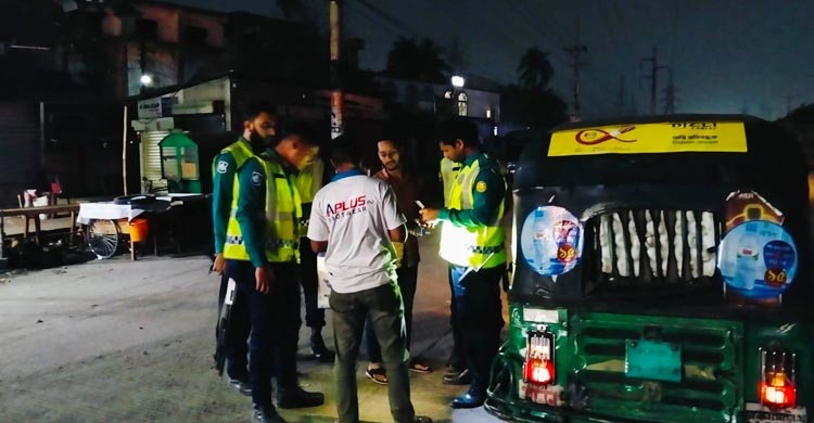 আইনশৃঙ্খলা পরিস্থিতি স্থিতিশীল রাখতে ঢাকা মহানগর এলাকায় পুলিশি কার্যক্রম জোরদার করা হয়েছে