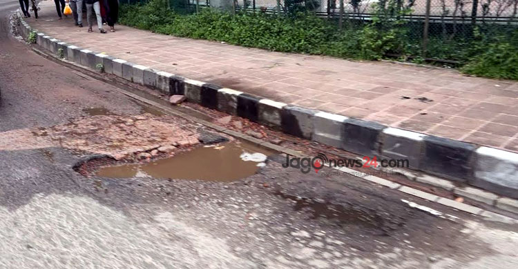 বড় বড় গর্তে গতি হারাচ্ছে হাতিরঝিল সড়ক