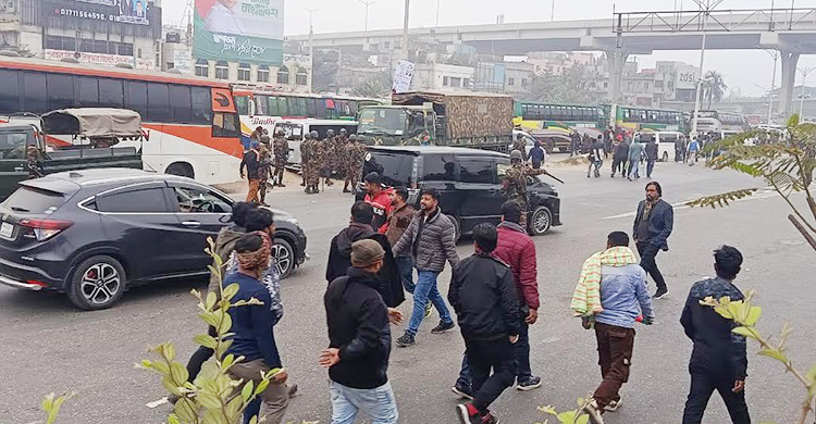 পার্কিং গাড়ি সরিয়ে নেতাকর্মীদের সড়ক ফাঁকা করে দিচ্ছে সেনাবাহিনী