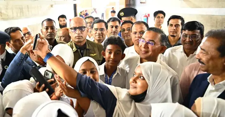 প্রধানমন্ত্রীর সঙ্গে সেলফি তুলে উচ্ছ্বসিত শিক্ষার্থীরা