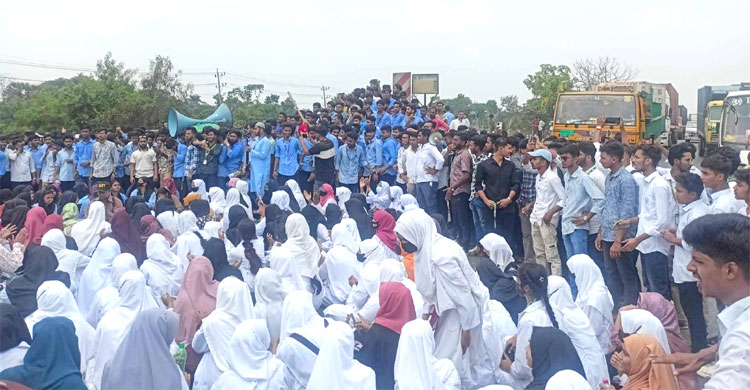 জেলায় জেলায় সড়ক-মহাসড়ক অবরোধ শিক্ষার্থীদের, যানজটে ভোগান্তি