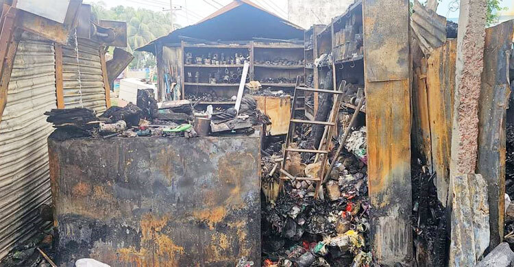 শর্টসার্কিটের আগুনে পুড়লো ১১ দোকান