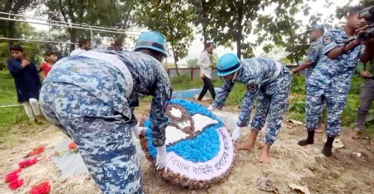 নি`হ`ত শিক্ষিকা মাসুকার কবরে বিমান বাহিনীর ‘গার্ড অব অনার’