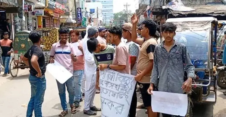 লোডশেডিংয়ে অতিষ্ঠ হয়ে সড়কে বিক্ষোভ যুবকদের