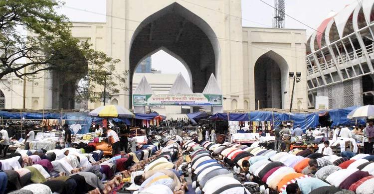 রমজানের শেষ জুমায় বায়তুল মোকাররমে মুসল্লিদের ঢল