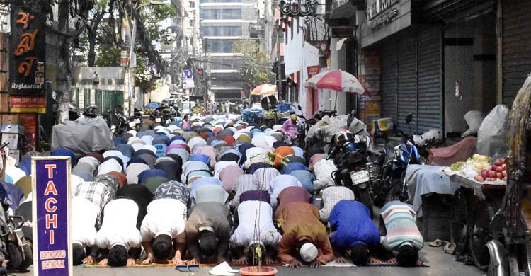 রমজানের শেষ জুমায় বায়তুল মোকাররমে মুসল্লিদের ঢল