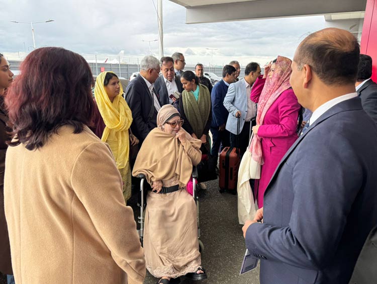 হিথ্রো বিমানবন্দরে পৌঁছেছেন খালেদা জিয়া