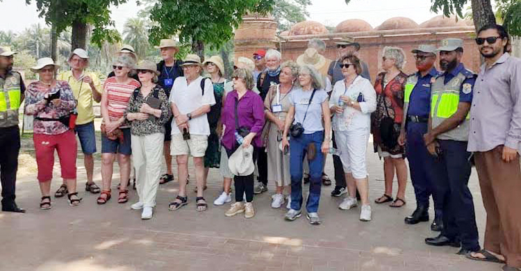 ষাটগম্বুজ ঘুরে গেলেন নরওয়ে-কানাডার ২২ পর্যটক