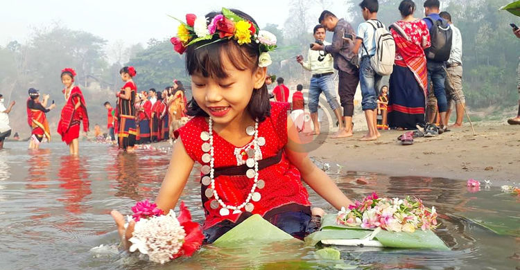 সাঙ্গু নদীতে ফুল ভাসিয়ে বান্দরবানে বিজু উৎসব শুরু