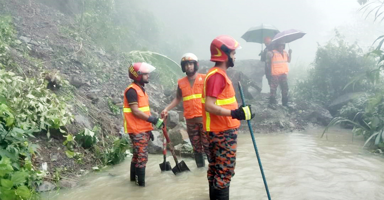 সড়ক থেকে সরানো হলো বিশাল পাথর, বাইক চলাচলে সতর্কতা