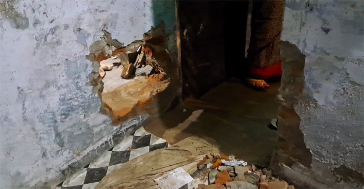 বাগেরহাটে দোকানের দেওয়াল ভেঙে ৯০ ভরি সোনা চুরি