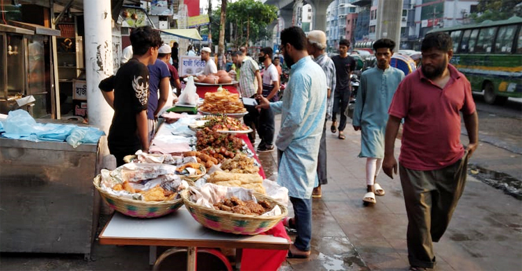 রোজার প্রথম দিনেই জমজমাট মিরপুরের ইফতার বাজার
