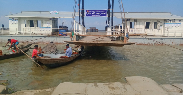 ভোলার ইলিশায় ব্লক বাঁধ ধসে লঞ্চঘাট বন্ধ