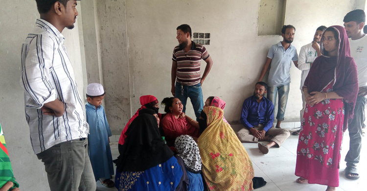 পরকীয়া প্রেমিকাকে ভিডিও কলে রেখে ফাঁস নিলেন ফুটবলার