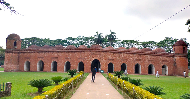 বাগেরহাটে ঈদের প্রধান জামাত ষাট গম্বুজ মসজিদে