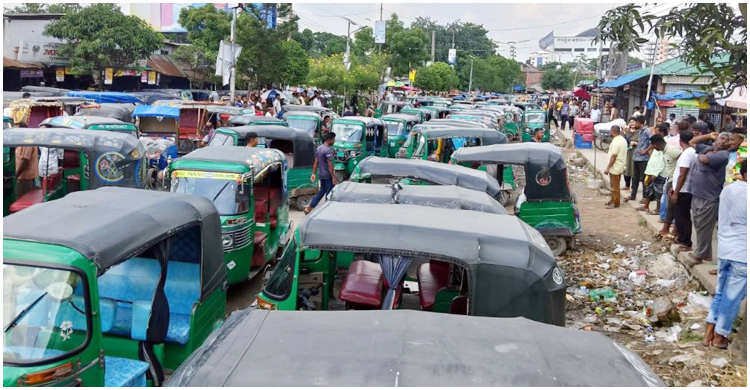 বগুড়ায় অটোরিকশা আটকের প্রতিবাদে চালকদের সড়ক অবরোধ