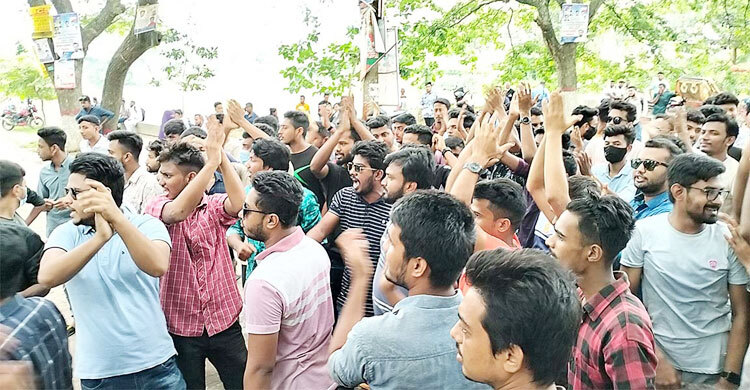 ছাত্রদলের মিছিল প্রতিহত করতে গিয়ে ছাত্রলীগের দু’পক্ষে হাতাহাতি