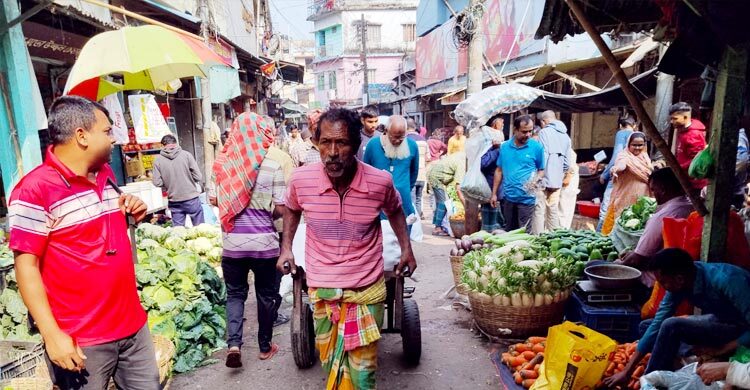 ময়মনসিংহে কমেছে সবজির দাম, বেড়েছে মুরগির