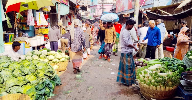 ময়মনসিংহে কমেছে সবজির দাম, বেড়েছে মুরগির