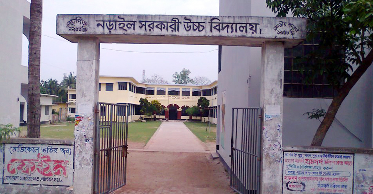 পরিচয় গোপন করে মেয়ের কেন্দ্রে হল সুপার বাবা!