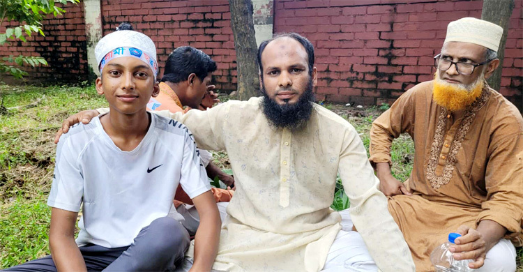 ছেলেকে নিয়ে জামায়াতের সমাবেশে এসেছেন বাবা