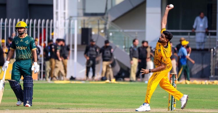 শেন ওয়ার্ন স্টাইলে বোলিং বাবরের, ফেরালেন দুই কিংবদন্তিকে (ভিডিও)