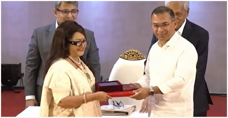 অভিনেত্রী ববিতার হাতে একুশে পদক তুলে দিলেন প্রধানমন্ত্রী