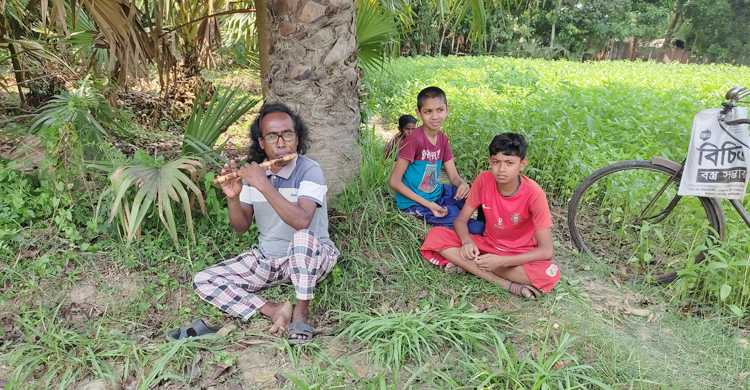 প্রেমে দাগা খেয়ে হাতে বাঁশি, ২০ বছর ধরে ছড়াচ্ছেন সুরের মূর্ছনা