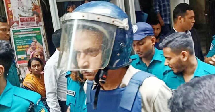 চাঁদাবাজির মামলায় গ্রেফতার দেখানো হলো সাংবাদিক মোজাম্মেল বাবুকে