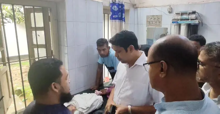 ঝোপে কাঁদছিল নবজাতক, উদ্ধার করে হাসপাতালে নিলেন স্থানীয়রা