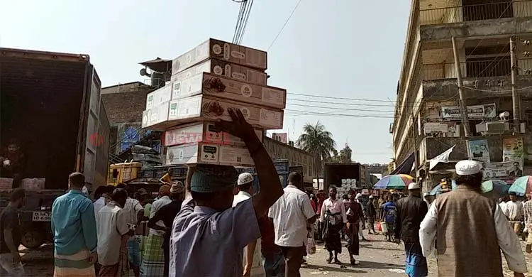 বুড়িগঙ্গার তীরে ফলের সাম্রাজ্য