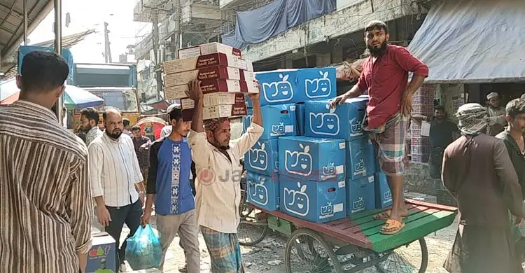 বুড়িগঙ্গার তীরে ফলের সাম্রাজ্য