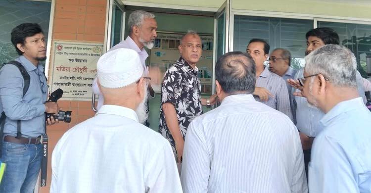 বিএডিসি হিমাগার ও বীজ পরীক্ষাগার পরিদর্শনে কৃষি উপদেষ্টা