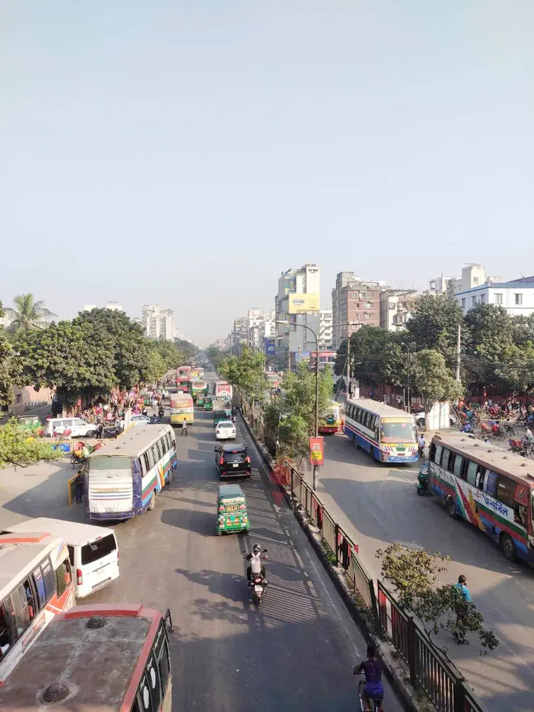 বাড্ডা-রামপুরায় ঢিলেঢালা অবরোধ, সড়কে বেড়েছে বাস-অটোরিকশা