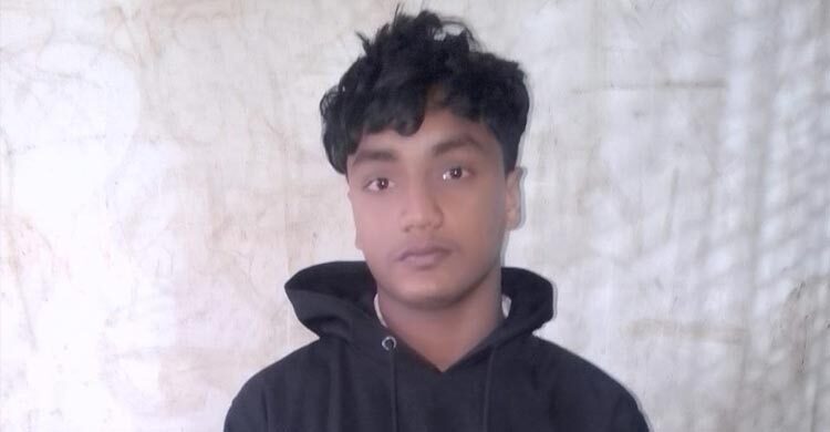 কুমিল্লায় থানা চত্বরে কনস্টেবলকে কুপিয়ে জখম