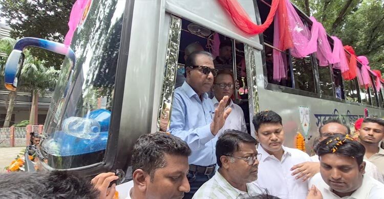 আজিজুল হক কলেজে নতুন বাসে ঘুরলেন এমপি বাদশা