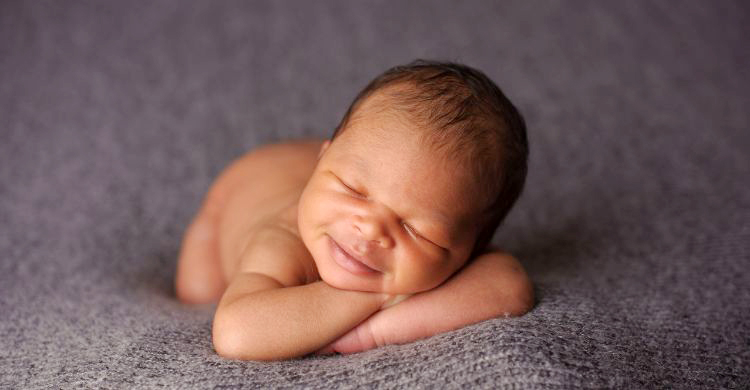 শিশুরা ঘুমের মধ্যে হাসে কেন