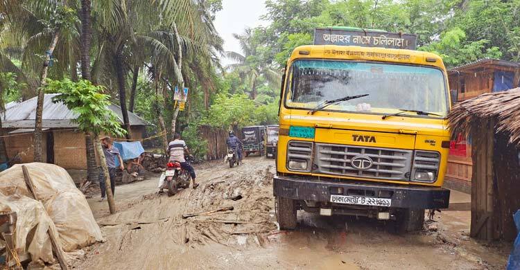 পিচঢালা সড়ক যেন গ্রামীণ মেঠোপথ