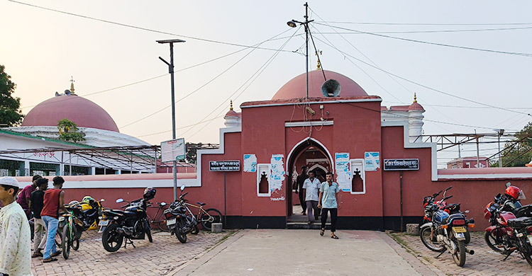 ৬০০ বছরে প্রথমবারের মতো কুমিরশূন্য খানজাহান আলীর মাজারের দিঘি