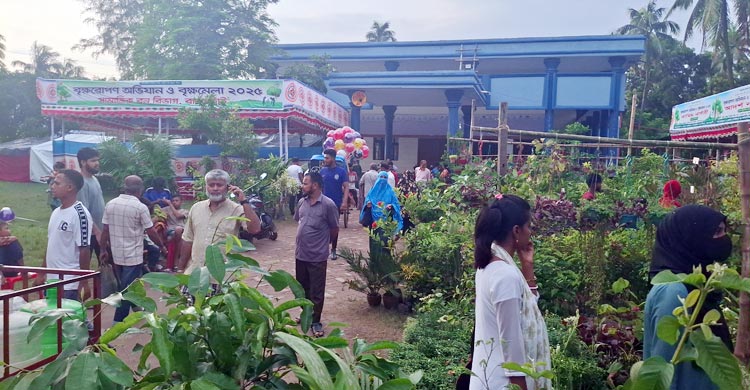 বাগেরহাটে বৃক্ষমেলায় সৌদি খেজুরের চারা বিক্রির ধুম