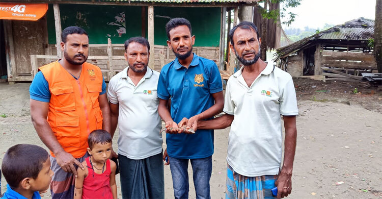 বাগেরহাটে লোকালয় থেকে কুমিরের ছানা উদ্ধার