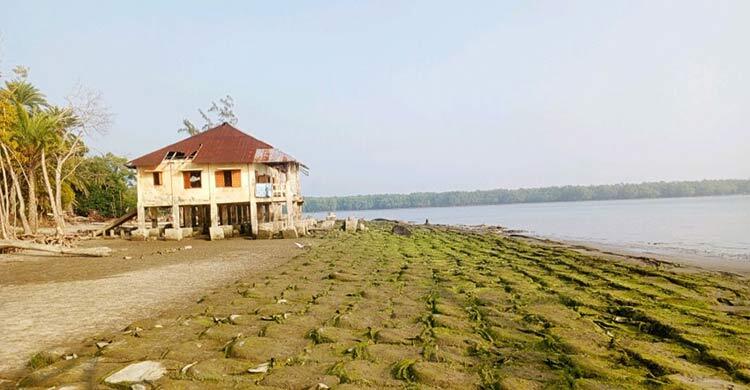 সাগরে বিলীন ব্যারাক-রেস্ট হাউজ, হুমকির মুখে পর্যটনকেন্দ্র কটকা